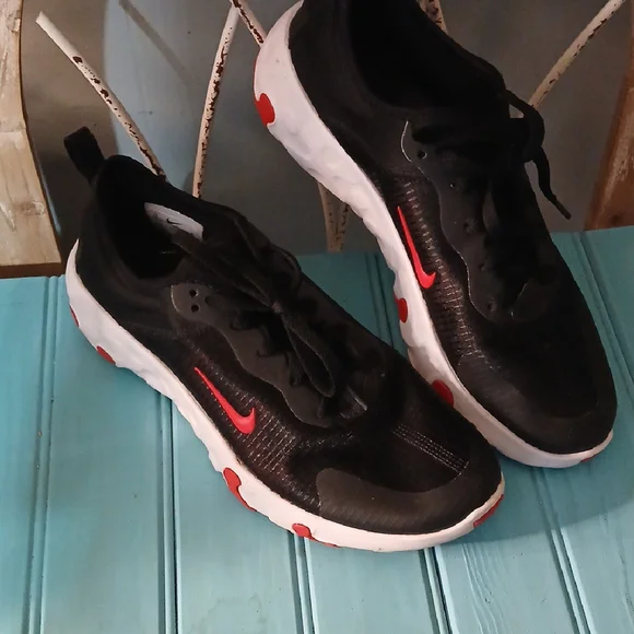 Nike Black and Red Athletic Sneakers Youth Size 7 - Picture 2 of 5